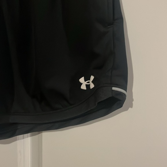 Women’s Under Armour Loose Fit Volleyball shorts - Size Small - Picture 3 of 6